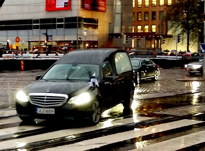 Sataa vettä. Taivas itkee kanssamme.

Kiitos kaikesta arvokkaasta työstäsi Suomen, suomalaisten ja maailman rauhan hyväksi presidentti Martti Ahtisaari. Lepää rauhassa 🙏