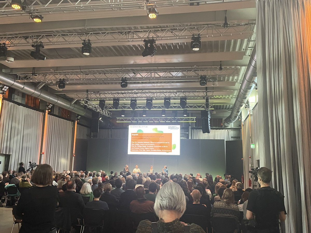 „Wenn eine Kneipe in Schöneberg, die am Tag 10 Personen bedient, mehr Auflagen hat als die Dating-App, die Millionen bespielt, dann stimmt etwas nicht.“  <a href="/minasaidze/">Mina Saidze</a> hat viele Bilder &amp; Beispiele für ihre Thesen dabei. Wie erfrischend! <a href="/BoellStiftung/">Heinrich-Böll-Stiftung</a>