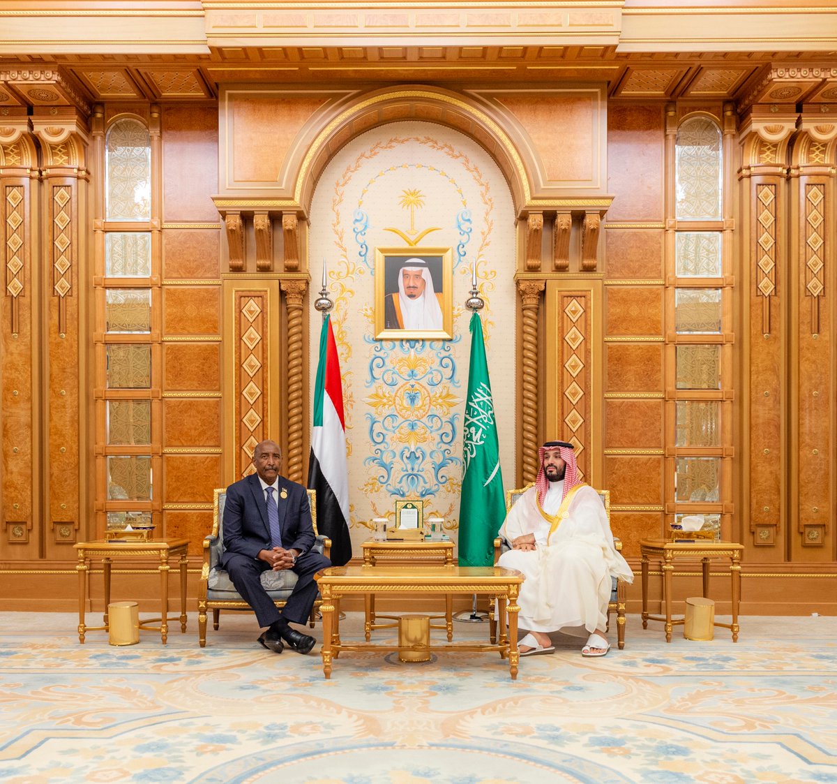 سمو #ولي_العهد يلتقي رئيس مجلس السيادة الانتقالي بجمهورية السودان وذلك على هامش انعقاد #القمة_السعودية_الأفريقية. #واس