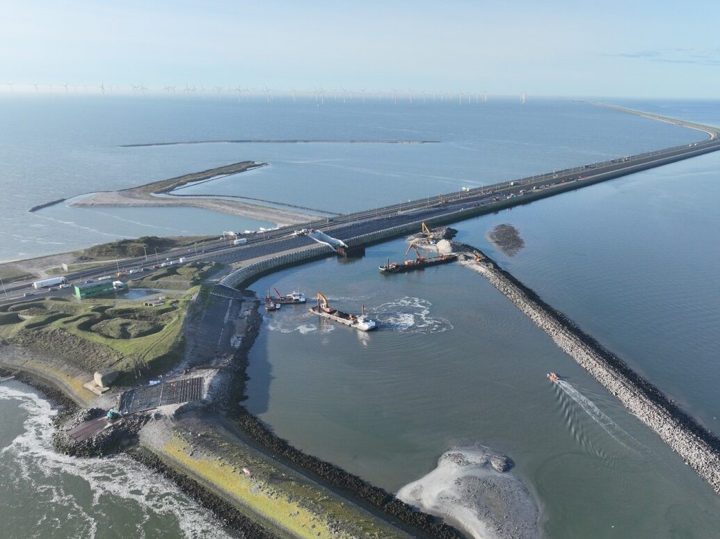 deafsluitdijk's tweet photo. Er zijn weer zinkstukken geplaatst! #Levvel bracht ze aan, met daarop steen als bodembescherming voor de #Vismigratierivier. Hierna stortte ze beton tussen de steen om de bodem te beschermen tegen stroming. Aannemer #IJsselmeerwerken bekleedt de westdam met steen. #teamwork https://t.co/x7FQ0eRvzX