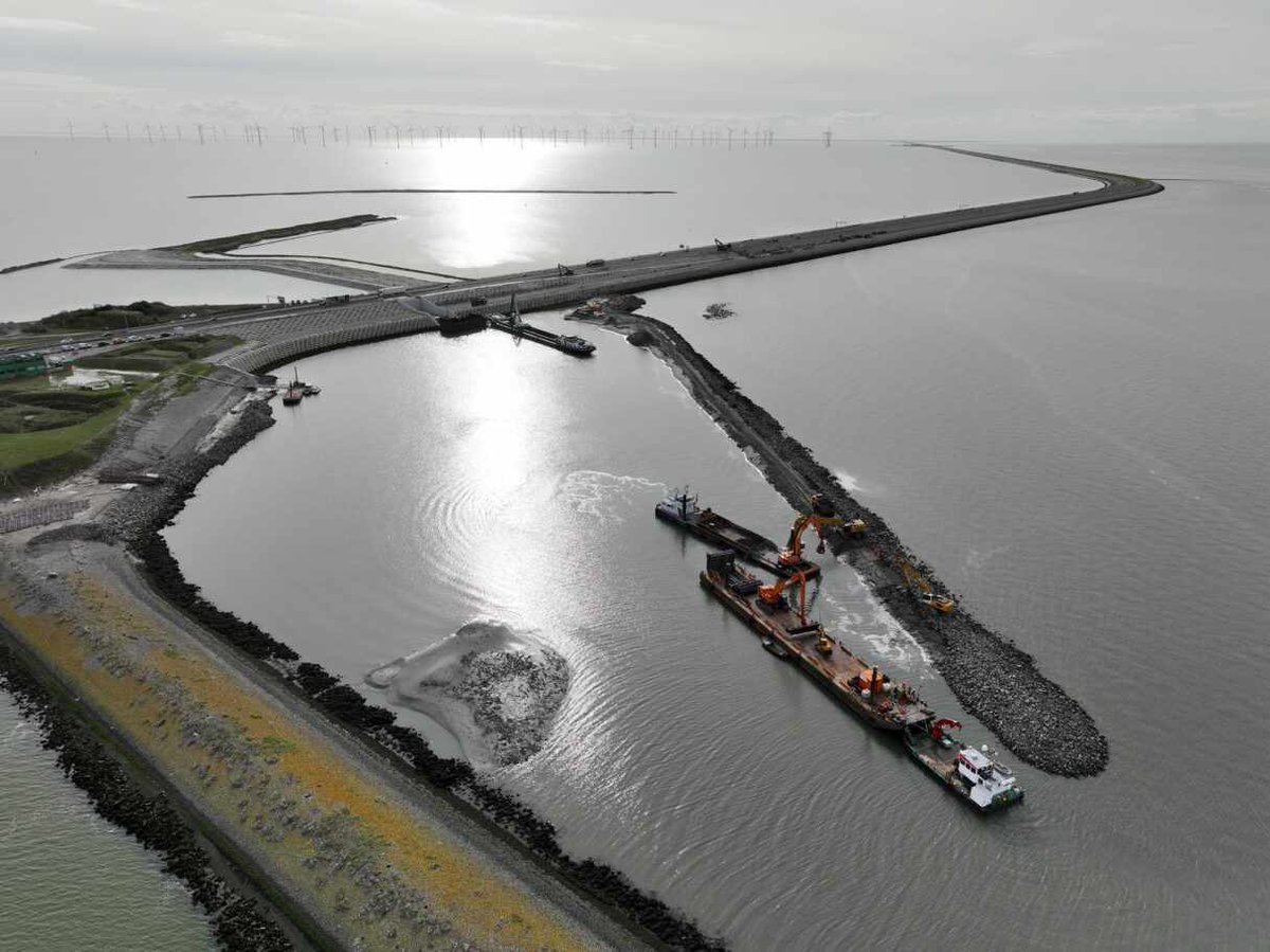 deafsluitdijk's tweet photo. Er zijn weer zinkstukken geplaatst! #Levvel bracht ze aan, met daarop steen als bodembescherming voor de #Vismigratierivier. Hierna stortte ze beton tussen de steen om de bodem te beschermen tegen stroming. Aannemer #IJsselmeerwerken bekleedt de westdam met steen. #teamwork https://t.co/x7FQ0eRvzX