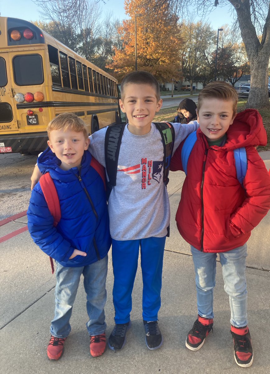 MsGosnellsClass's tweet photo. Good morning and happy early #VeteransDay from our @MHPatriot family! #LPSleads https://t.co/LSYKiGzkUO