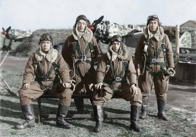 AsyaPasifikk's tweet photo. İkinci Dünya Savaşı sırasında Japonya'da binlerce pilot, düşman hedeflerine 'imparator adına' intihar dalışı yaparak kendilerini feda etmek üzere gönüllü oldu.

3-4 bin Japon pilotun intihar dalışı yaptığı tahmin ediliyor. https://t.co/mFPN059zU2