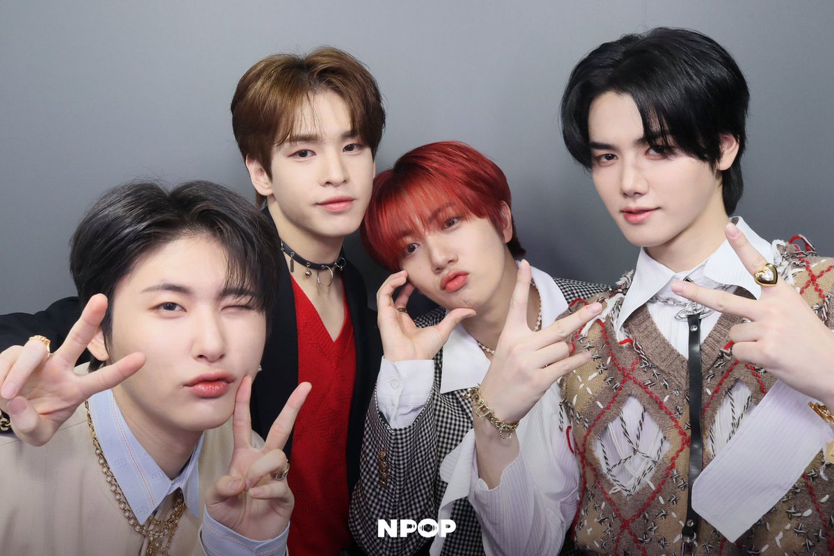 ㅇㄴ...그니까...
하나님도 사진에 찍힐 수가 있구나...
궁금증해결함
저기 오른쪽에있는흑발남자가나에겐다소하나님처럼보여서;;;¯ࡇ¯