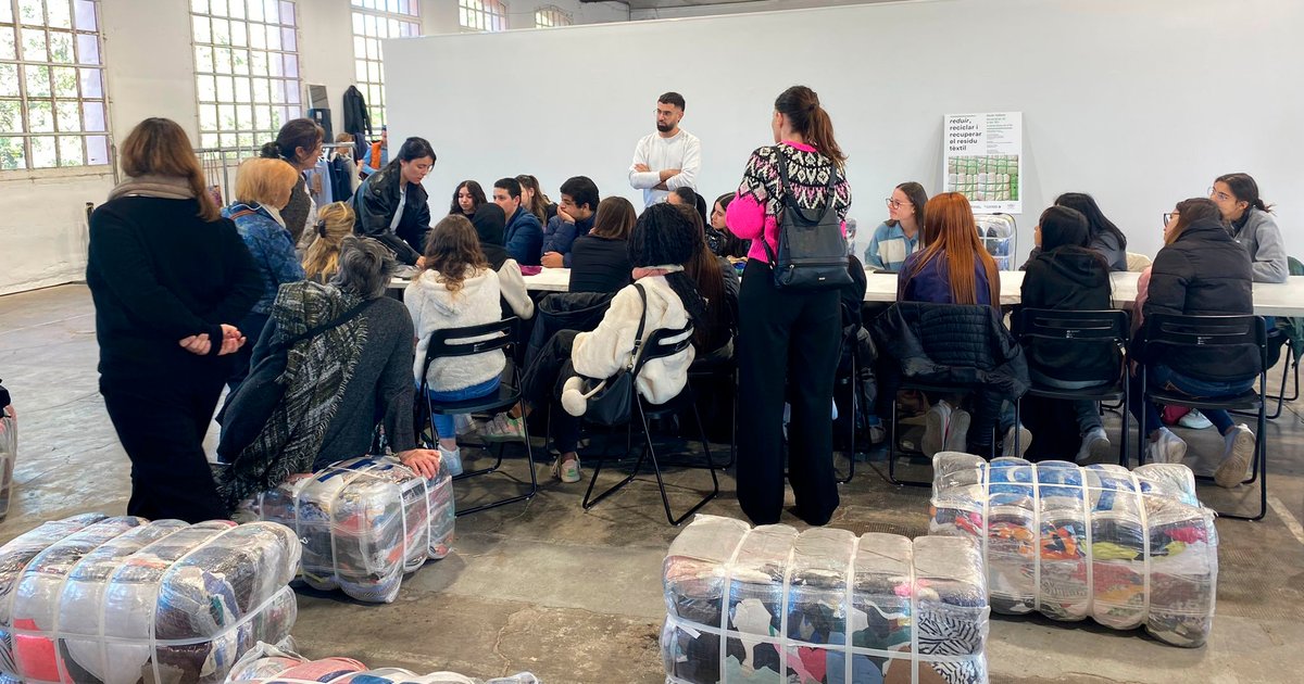 residuscat's tweet image. Som al Rec.0 d&apos;Igualada amb el qual hem col·laborat per a la creació d&apos;un mercat d&apos;intercanvi de #roba i per a la realització de tallers d&apos;#upcycling i reparació de roba.

👉 És una de les accions dins del marc del #PactePerLaModaCircular👖♻️

@RECstores
#ResiduTèxtil