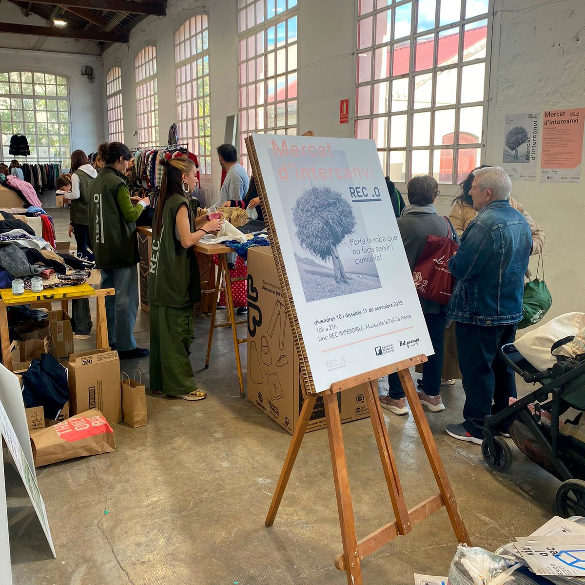 residuscat's tweet image. Som al Rec.0 d&apos;Igualada amb el qual hem col·laborat per a la creació d&apos;un mercat d&apos;intercanvi de #roba i per a la realització de tallers d&apos;#upcycling i reparació de roba.

👉 És una de les accions dins del marc del #PactePerLaModaCircular👖♻️

@RECstores
#ResiduTèxtil