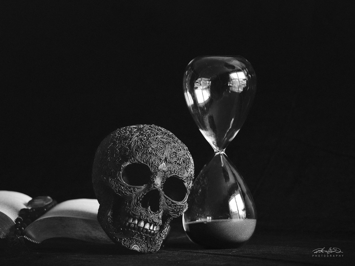 Death comes for us all.

Some folks really need to remember this.

#mementomori #veritasvanitas #life #StillLife #photographicart #photography #fujigfx #fujigfx50sii #windowlight