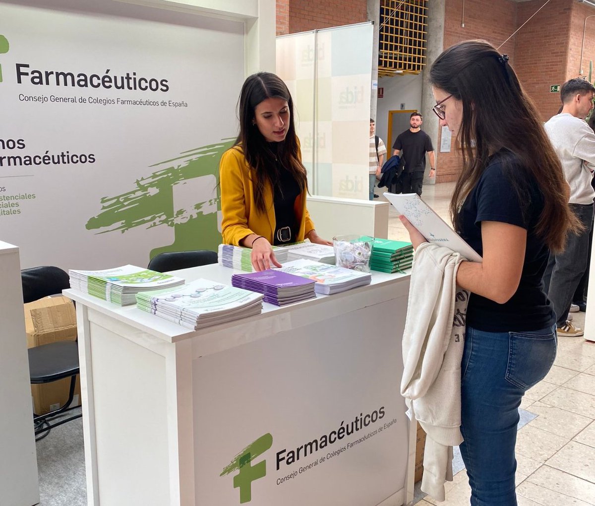 Farmaceuticos_'s tweet photo. 👉 Nuestras compañeras Paula y Elena reciben a los estudiantes de Farmacia que acuden al stand que tenemos en la @UAHs
📍 Hasta el 12 de noviembre Alcalá de Henares es la capital de europea de los estudiantes de Farmacia.
➡ Más info: https://t.co/y4Szv1MOJD…
#EPSAAA23 https://t.co/Vpv5lZP85A