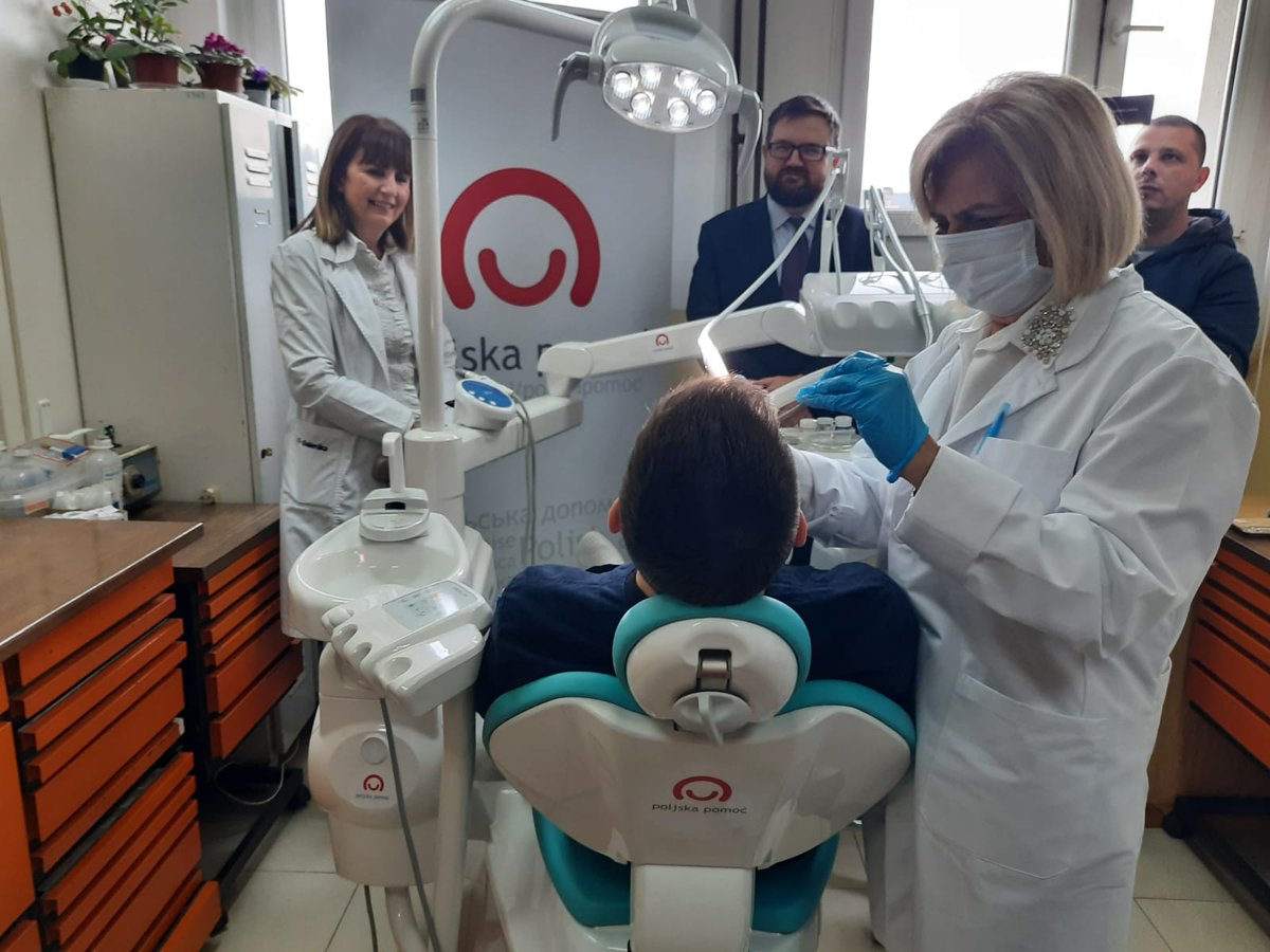 PLinSerbia's tweet image. I 3️⃣. put (2021, 2022. i 2023) smo se s projektom @polskapomoc 🇵🇱 vratili u #Trstenik 🇷🇸.

Dom zdravlja je opremljen novom stomatološkim stolicom, koja je dečijem stomatologu bila izuzetno potrebna. Prethodna stolica je korišćena više od 4️⃣0️⃣ godina.

#poljskapomoć