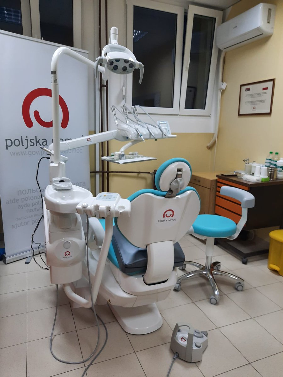 PLinSerbia's tweet image. I 3️⃣. put (2021, 2022. i 2023) smo se s projektom @polskapomoc 🇵🇱 vratili u #Trstenik 🇷🇸.

Dom zdravlja je opremljen novom stomatološkim stolicom, koja je dečijem stomatologu bila izuzetno potrebna. Prethodna stolica je korišćena više od 4️⃣0️⃣ godina.

#poljskapomoć