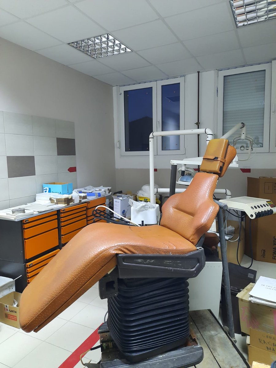 PLinSerbia's tweet image. I 3️⃣. put (2021, 2022. i 2023) smo se s projektom @polskapomoc 🇵🇱 vratili u #Trstenik 🇷🇸.

Dom zdravlja je opremljen novom stomatološkim stolicom, koja je dečijem stomatologu bila izuzetno potrebna. Prethodna stolica je korišćena više od 4️⃣0️⃣ godina.

#poljskapomoć