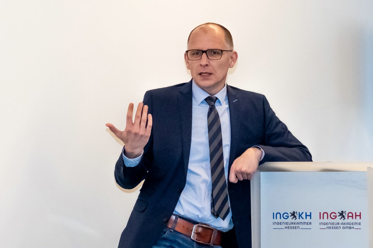 ingkhessen's tweet photo. Gestern fand das abschließende Modul der Reihe "#Energieberatung: Vertiefung Wohngebäude BEG" unter der Leitung unseres Geschäftsführers Dipl.-Ing. (FH) Peter Starfinger in der #Ingenieurkammer #Hessen statt. Wir wünschen den zukünftigen Fachplanern allzeit gutes Gelingen! https://t.co/mKLZGJfksM