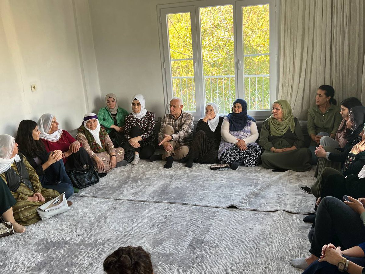 HEDEPNisebin's tweet photo. ROJEK BI BERXWEDAN, XEBAT Û WEST..
Me îro weke jinên TJA yê li gundê #Stilîlê bi seba ûzman çawişê ku 4 zarok tacîz kiribû û hate berdan daxuyaniyek da, paşî jî çûne serdana Asim Demîr ê 31 û Salih Yûksek ê ku 5 salan di girtîgehê mane û bi bedenî azad bûne+ https://t.co/uUypwQoucI