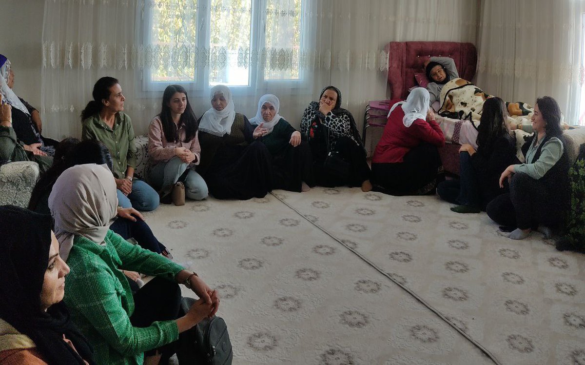 HEDEPNisebin's tweet photo. ROJEK BI BERXWEDAN, XEBAT Û WEST..
Me îro weke jinên TJA yê li gundê #Stilîlê bi seba ûzman çawişê ku 4 zarok tacîz kiribû û hate berdan daxuyaniyek da, paşî jî çûne serdana Asim Demîr ê 31 û Salih Yûksek ê ku 5 salan di girtîgehê mane û bi bedenî azad bûne+ https://t.co/uUypwQoucI