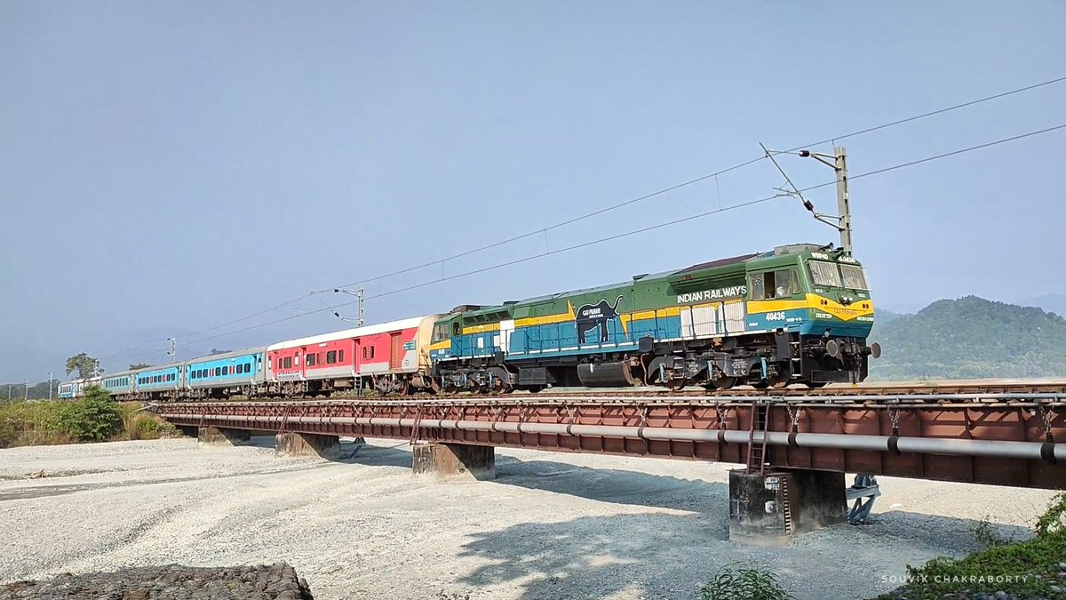 EDS Fitted SGUJ WDP4D #40436 Named as GAJ PRAHARI

A Volunteer Initiative by  Team @NFR_Enthusiasts to promote the Culture & Heritage of Dooars

15777 New Jalpaiguri - Alipurduar Tourist Express Crossing Leesh River , Bagrakote 

#NFRailEnthusiasts
(1/2)