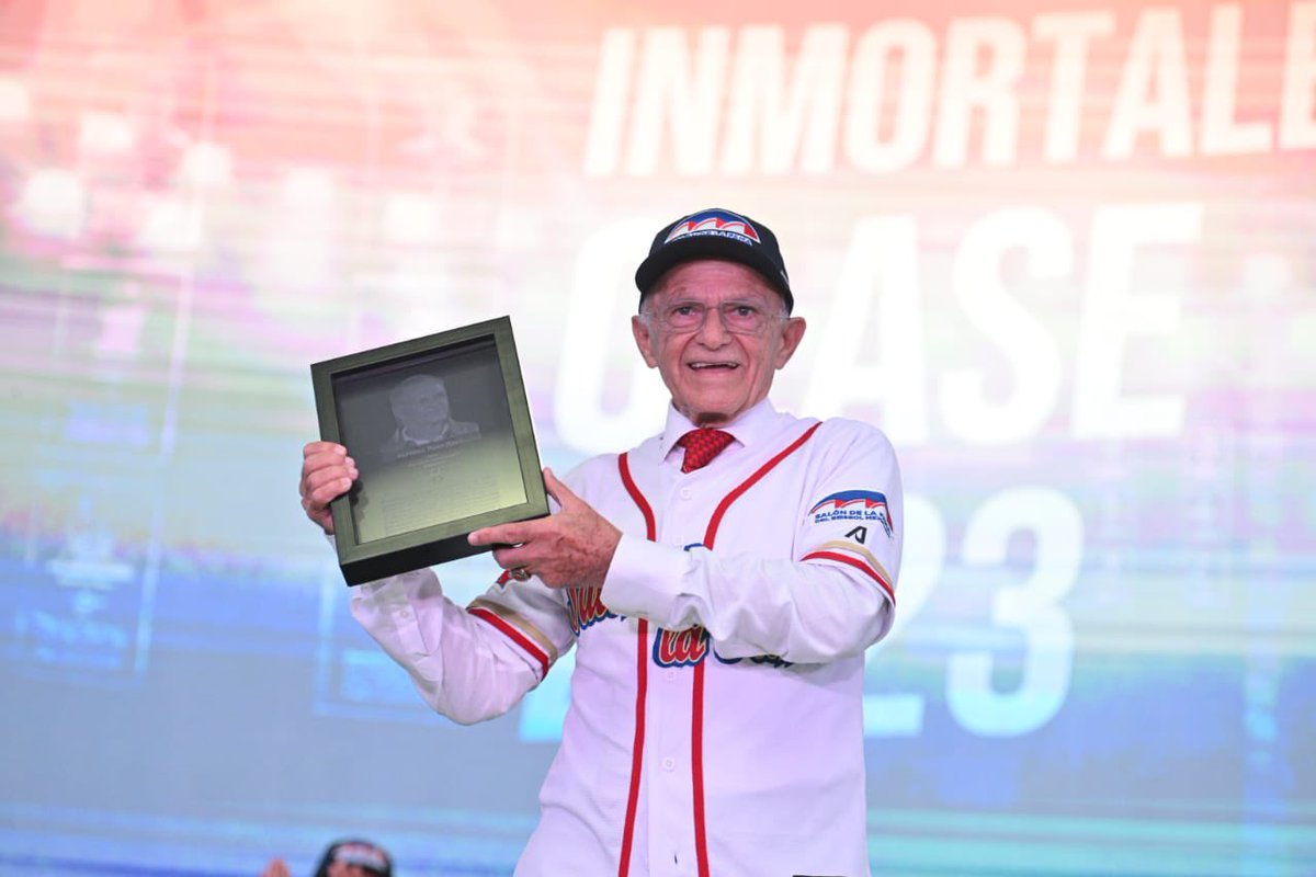 isabelgporrua's tweet photo. Un día muy especial para nuestra familia y el beisbol: Felicidades @alfredoharphelu por tu entronización en el @SDFBeisbolMx. Un sueño más que merecido. https://t.co/UdeLCDvCXZ