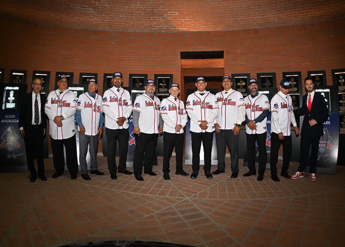 isabelgporrua's tweet photo. Un día muy especial para nuestra familia y el beisbol: Felicidades @alfredoharphelu por tu entronización en el @SDFBeisbolMx. Un sueño más que merecido. https://t.co/UdeLCDvCXZ