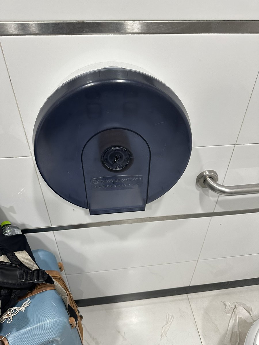 paedpi's tweet photo. @AICM_mx 

¿Y el papel de baño?
Pero el TUA es de los más altos de MÉXICO. https://t.co/wBedq206W9