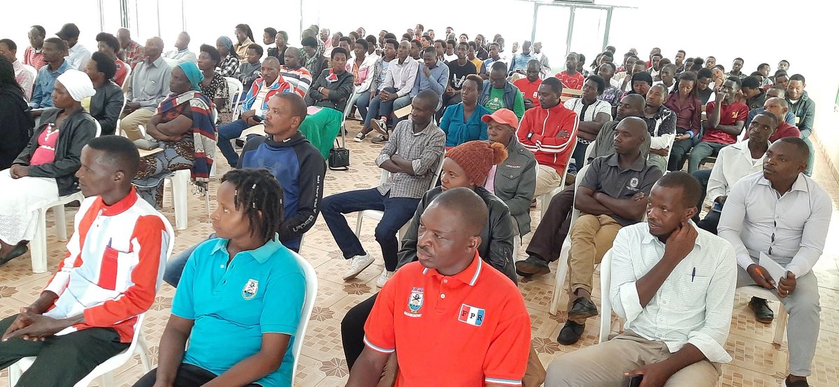 fpr_nduba's tweet photo. Mu Cyumba cy'Inama cy'Umurenge wa Nduba hateranye inama yaguye ya Komite Nyobozi ya FPR Inkotanyi mu Murenge wa Nduba. Iyi nama igamije guha Intore ziri ku rugerero rw'Inkomazabigwi icyiciro cya XI ikiganiro ku mavu n'amavuko ya FPR Inkotanyi no kubinjiza mu Muryango
@PudenceR https://t.co/VzLNnQfmmf