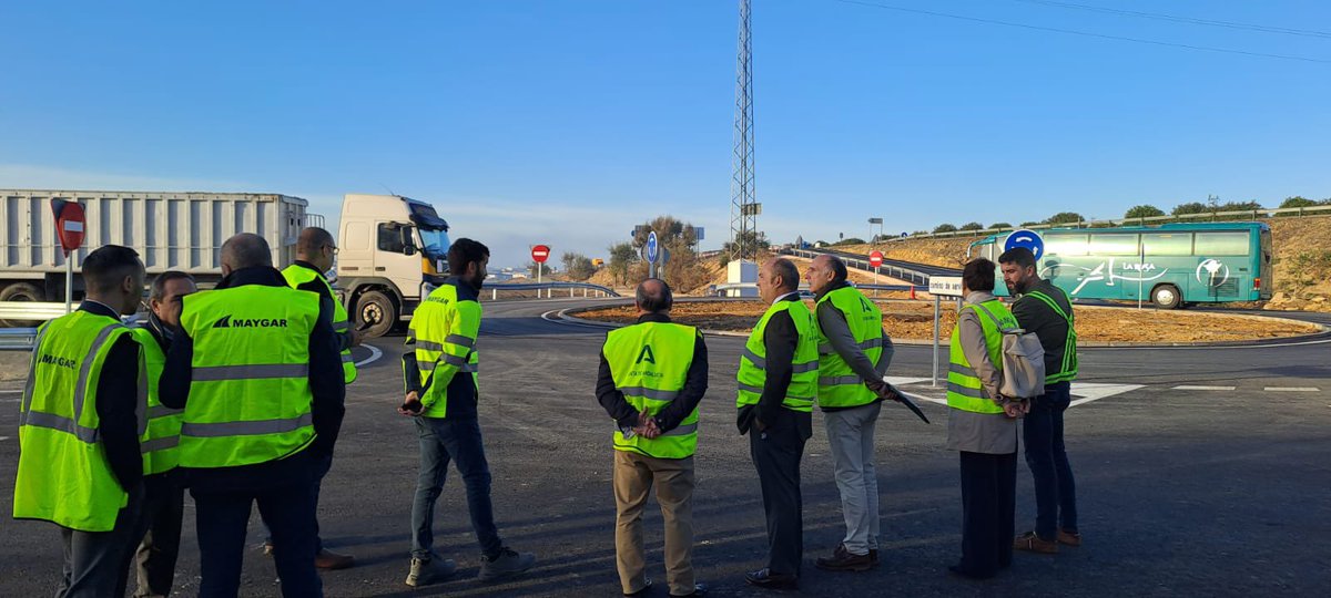JuntaSevilla's tweet photo. 🛣️La @AndaluciaJunta inaugura un mes antes de lo previsto un acceso seguro a #Araha desde la autovía A-92 

➡️ https://t.co/8Gw12L1fhk https://t.co/A6Lg6sUOOl