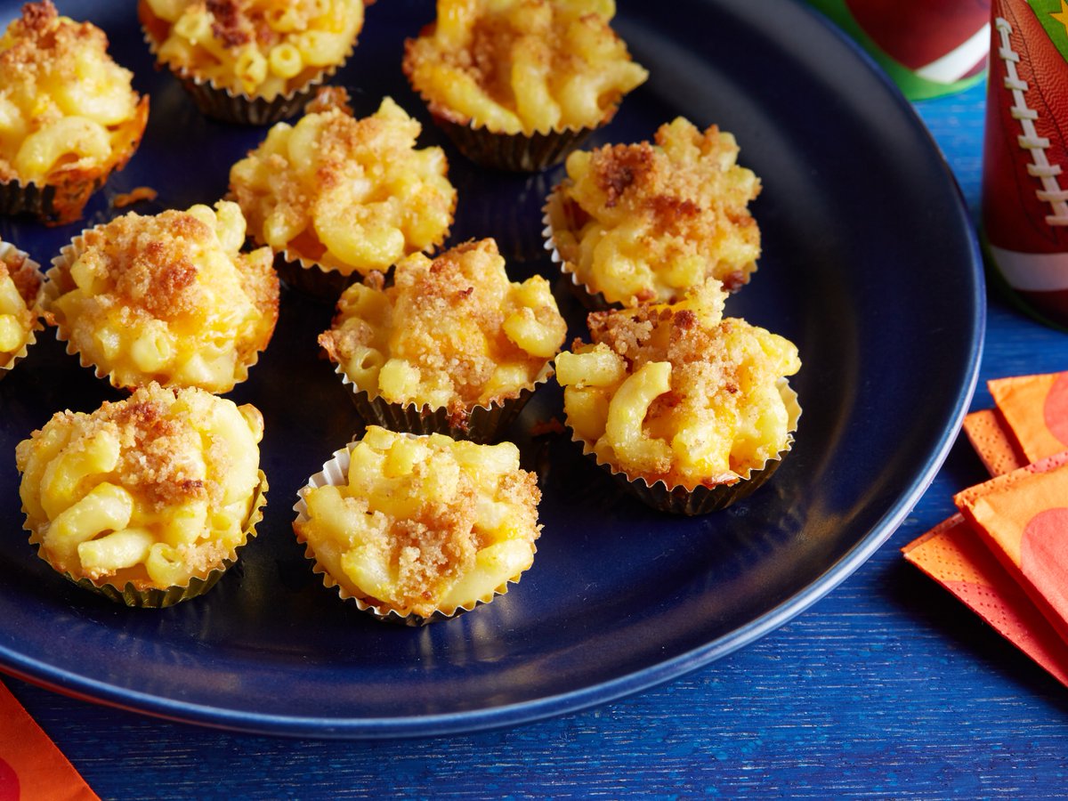 Mini Mac 'n' Cheese bites anyone? 💛 To celebrate #FakeawayFriday, we're bringing you these dreamy cheese-filled canapés which all your guests will love! 
🔗 Click the link to start cooking this crowd-pleaser: foodnetwork.co.uk/recipes/mini-m… #MacNCheeseBites