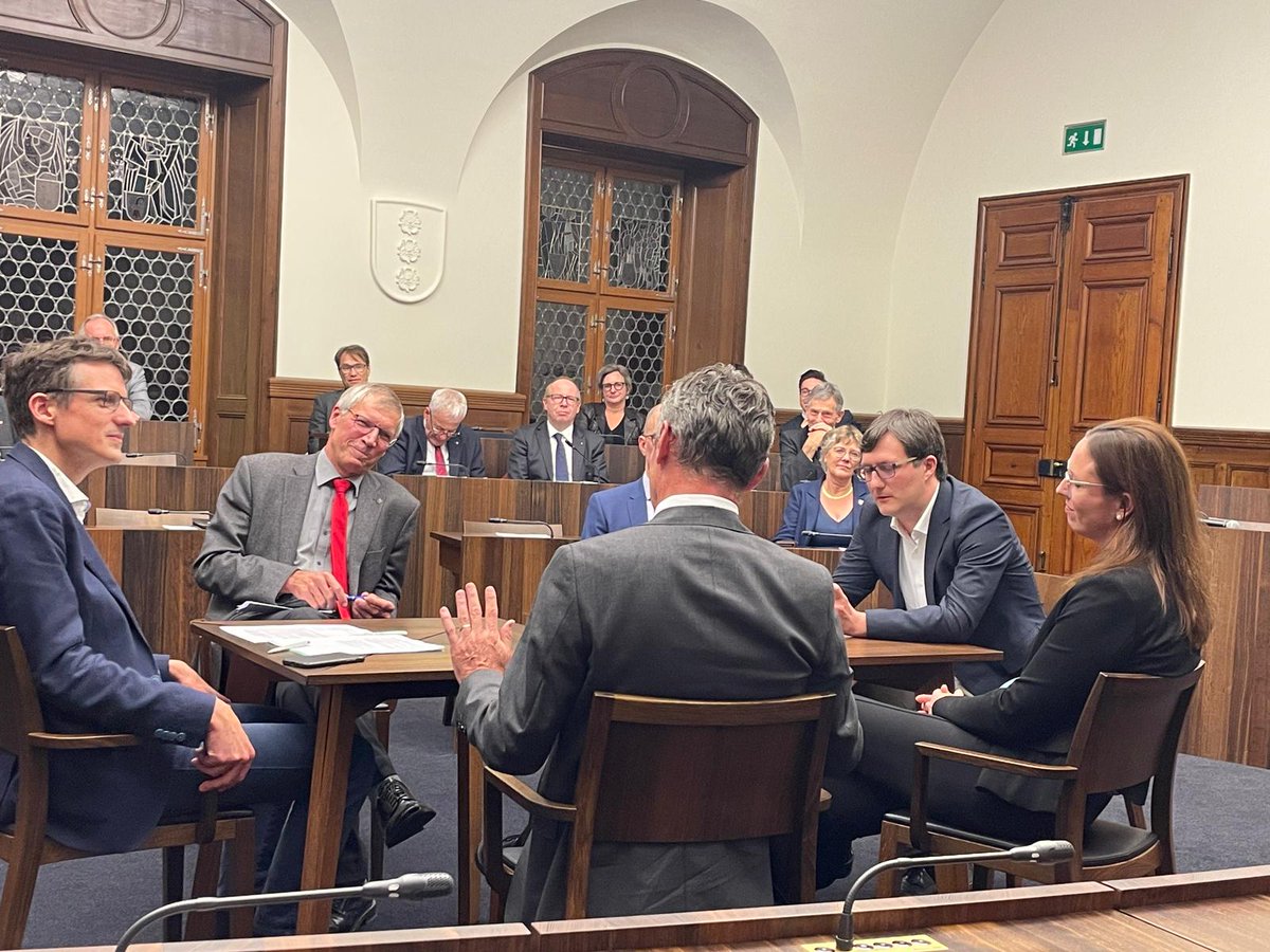 Jubiläum der #Bundesverfassung im Rathaus Solothurn. Würdiges Programm und spannende Diskussionen. <a href="/LaJuGa/">Laura Gantenbein</a> und <a href="/UrechD/">Daniel Urech</a> Präsident Justitzkommission im Element.