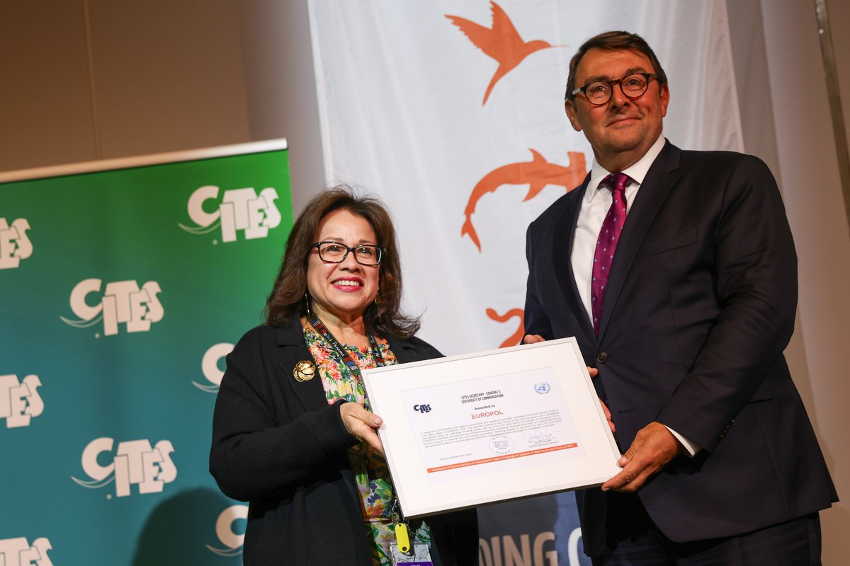 Day 4️⃣ of #CITESSC77 | Certificate of Commendation awarded to @Europol by CITES S-G @ivonnehiguero for exemplary inter-agency coordination in targeting European eel trafficking 🤝🇪🇺 📰 Read our press release: cites.org/eng/news/cites… 📷IISD/ENB - Kiara Worth