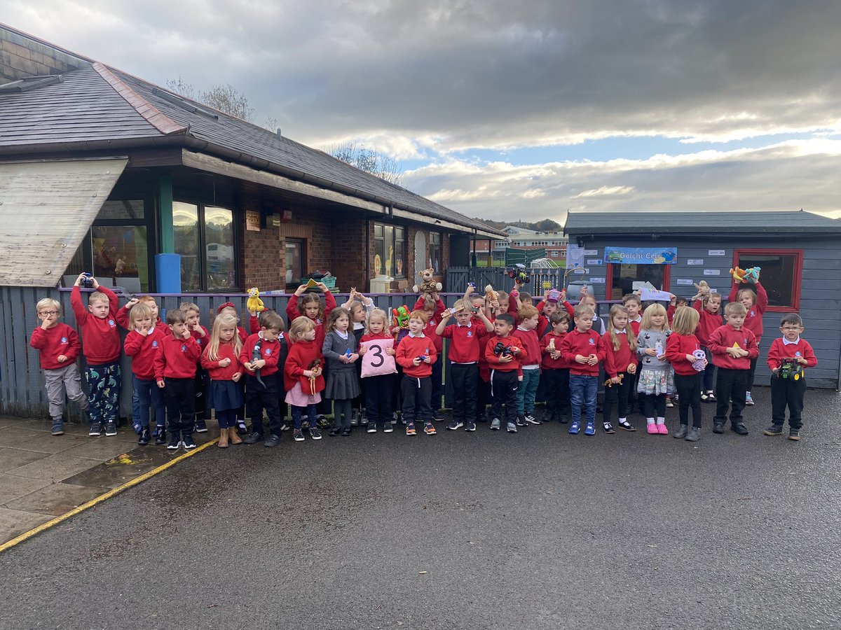 YsgolGymraegD's tweet photo. #tractor #trwyn #torch #Tali #tŷ #tri #triongl #TajMahal #tedi #teigr #tebot #tylluan #teledu #toiled #trên #TRex #top #tylwythendeg #Tobias https://t.co/4yUkgG2HwU