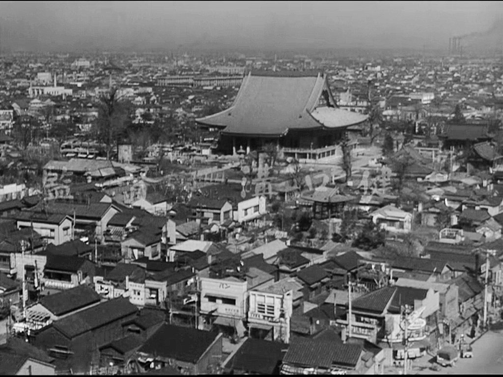 amerykańskich bombowców B-29 pochłonęły ok. 100 tysięcy ofiar. Kototoi-bashi łączył dwie dzielnice przedzielone rzeką Sumida: Asakusa (📷) i Mukojima.Kiedy łatwopalna, drewniana zabudowa w Asakusa błyskawicznie stanęła w płomieniach, spanikowani mieszkańcy puścili się biegiem 2/8