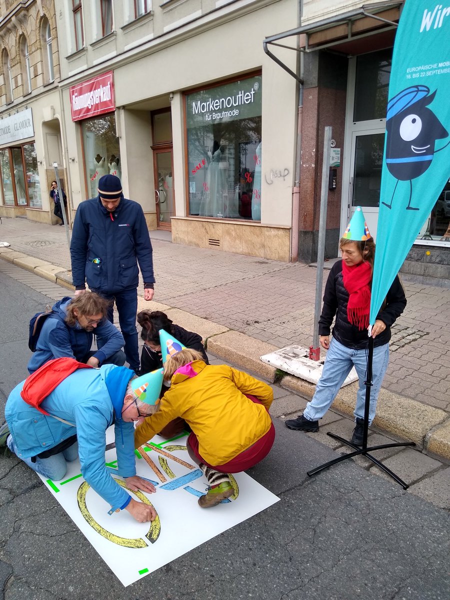 Es geht los: Die Pop-up-Radspur auf der Theaterstraße in #Chemnitz wird in diesen Minuten markiert.