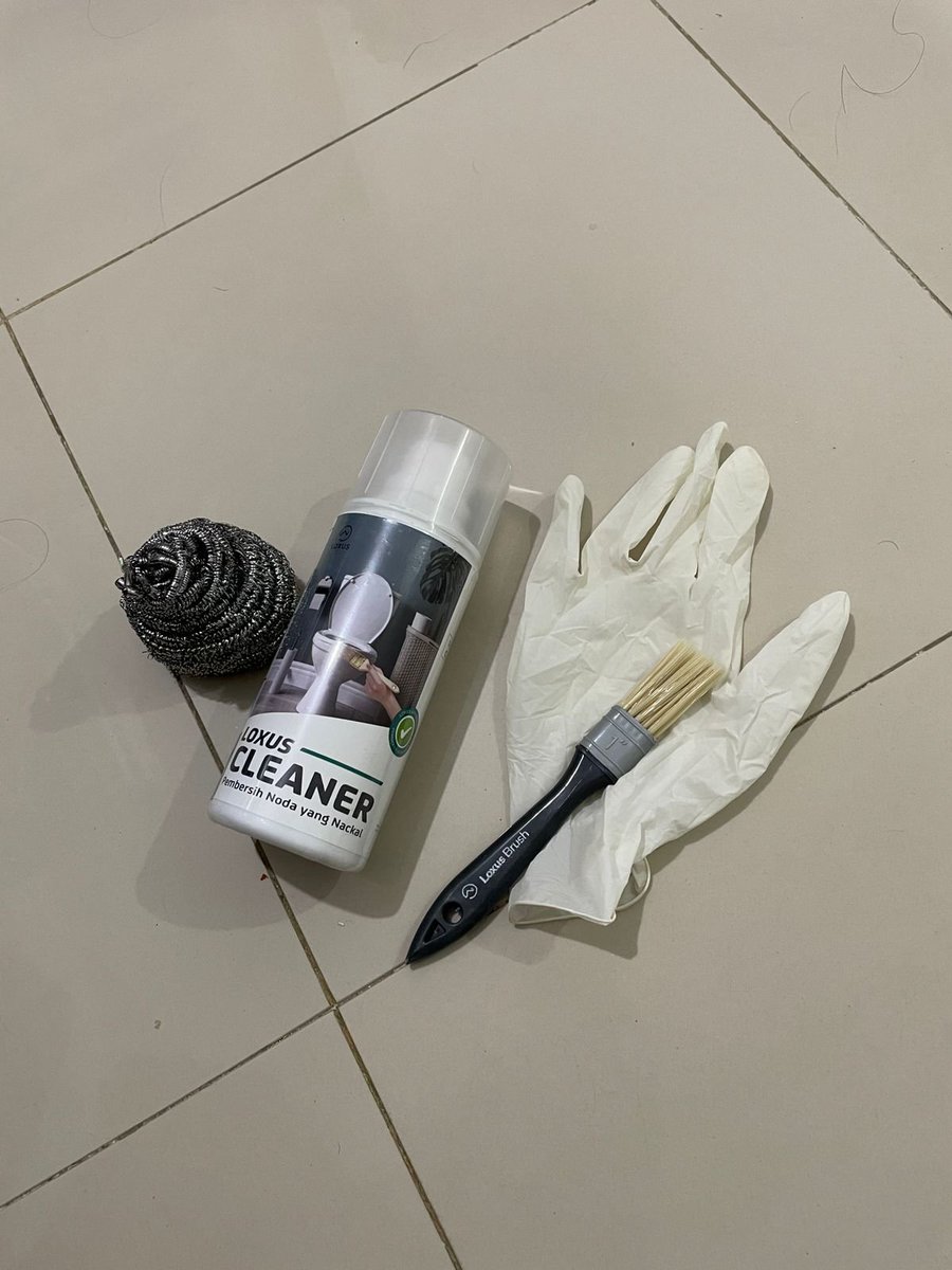 txtfrombrand's tweet photo. Gue pake Loxus Cleaner ini buat bersihin kloset sama keran air ya. Beli yang paketan udah dapet sarung tangan, kuas, sama sikat kawat. https://t.co/dV8phAbLHz