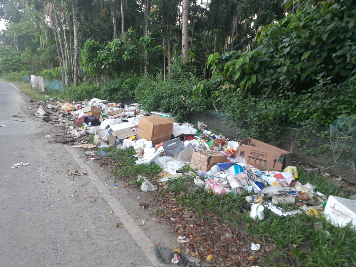 LiciousSubu's tweet photo. "Disheartening to see waste, including liquor bottles, left unattended on our roads for 3 days now. Let's take pride in our surroundings and practice responsible disposal. A cleaner, safer community starts with us. #CleanUpOurAct #CommunityPride ๐โป๏ธ" https://t.co/Pn8YriOSrI