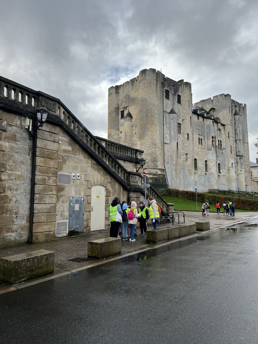 La traditionnelle rencontre #USEP orientation en ville. Les élèves des écoles de Niort E. Proust, G. Sand et d’Echiré découvrent le patrimoine urbain de #Niort. Ils bravent une météo capricieuse et égayent les rues avec leur brassière jaune. 
<a href="/DSDEN79/">DSDEN Deux-Sèvres</a> <a href="/usep_79/">USEP 79</a> <a href="/Mairie_Niort/">Ville de Niort</a>