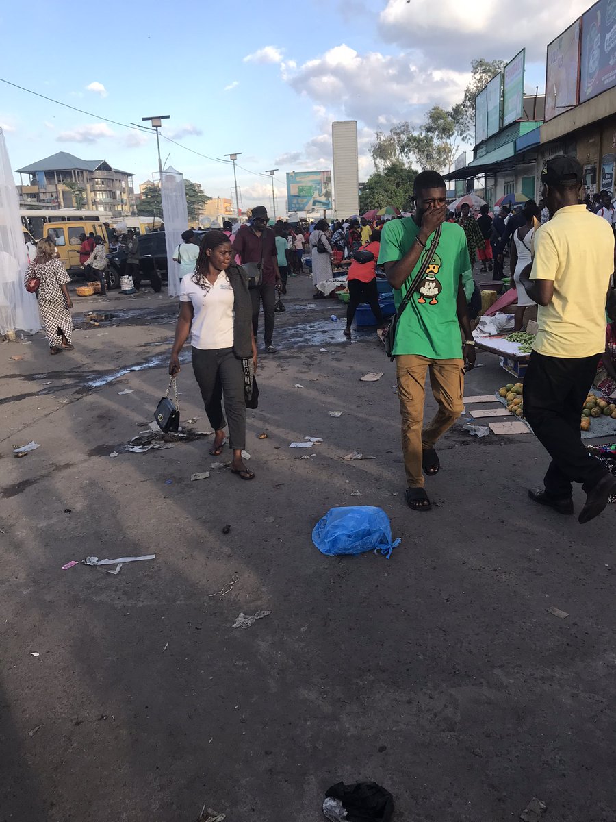 ValerioBking's tweet photo. Nous à Kinshasa dans la commune de N’djili précisément à l’arrêt Quartier 1. Nous déplorons l’insalubrité et d’un nouveau marché qui s’émergent, sous les yeux de nos autorités , nous demandons la bonne conscience de la population afin de protéger nos rues et notre commune !☑️ https://t.co/Dlui6m0YMJ