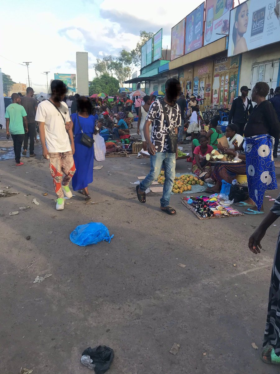 ValerioBking's tweet photo. Nous à Kinshasa dans la commune de N’djili précisément à l’arrêt Quartier 1. Nous déplorons l’insalubrité et d’un nouveau marché qui s’émergent, sous les yeux de nos autorités , nous demandons la bonne conscience de la population afin de protéger nos rues et notre commune !☑️ https://t.co/Dlui6m0YMJ