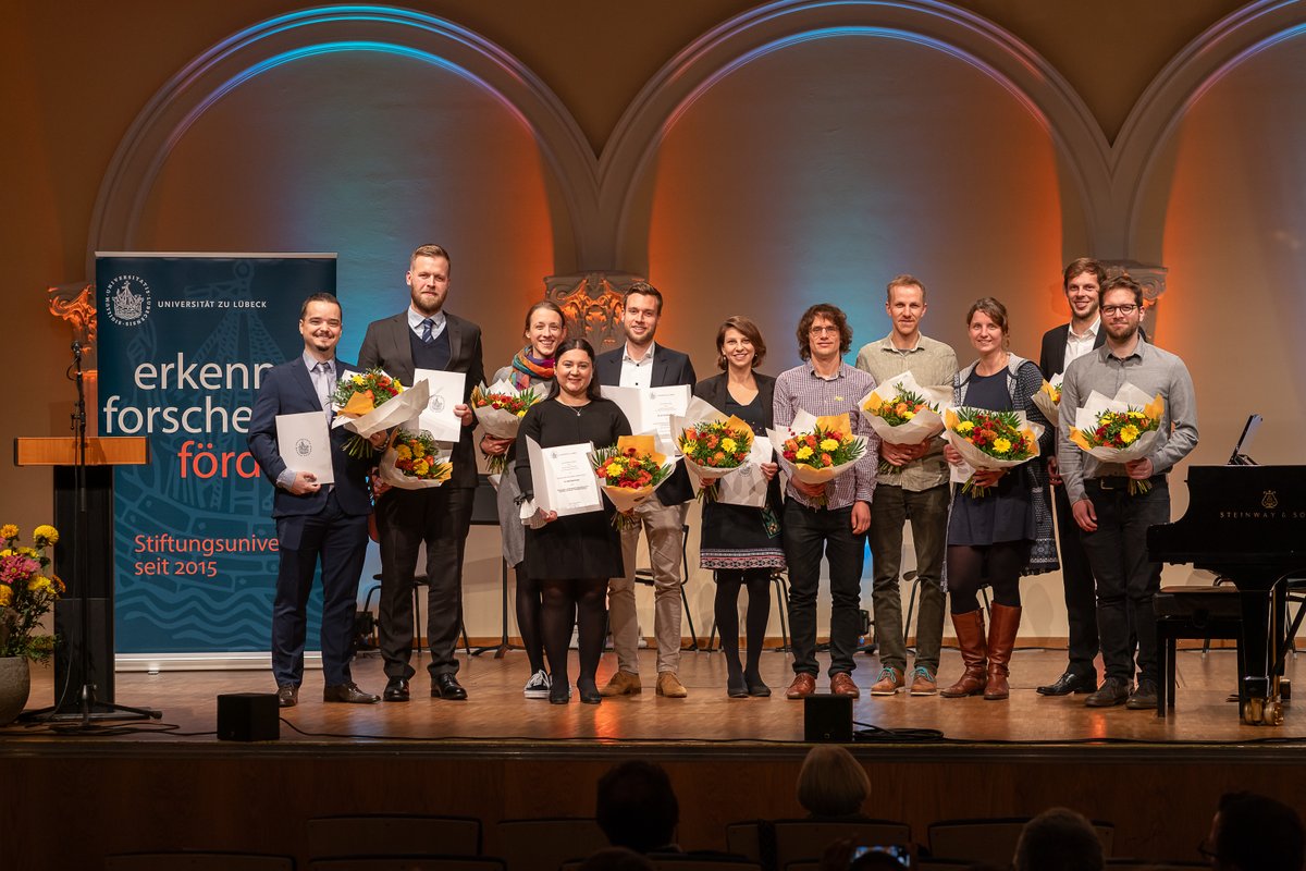 UniLuebeck's tweet photo. Wir haben gestern Abend unsere Preise für herausragende Leistungen in #Forschung und #Lehre verliehen. Herzlichen Glückwunsch an alle Preisträger*innen! https://t.co/rd6J8rA3jU https://t.co/AlsuFQJpuo