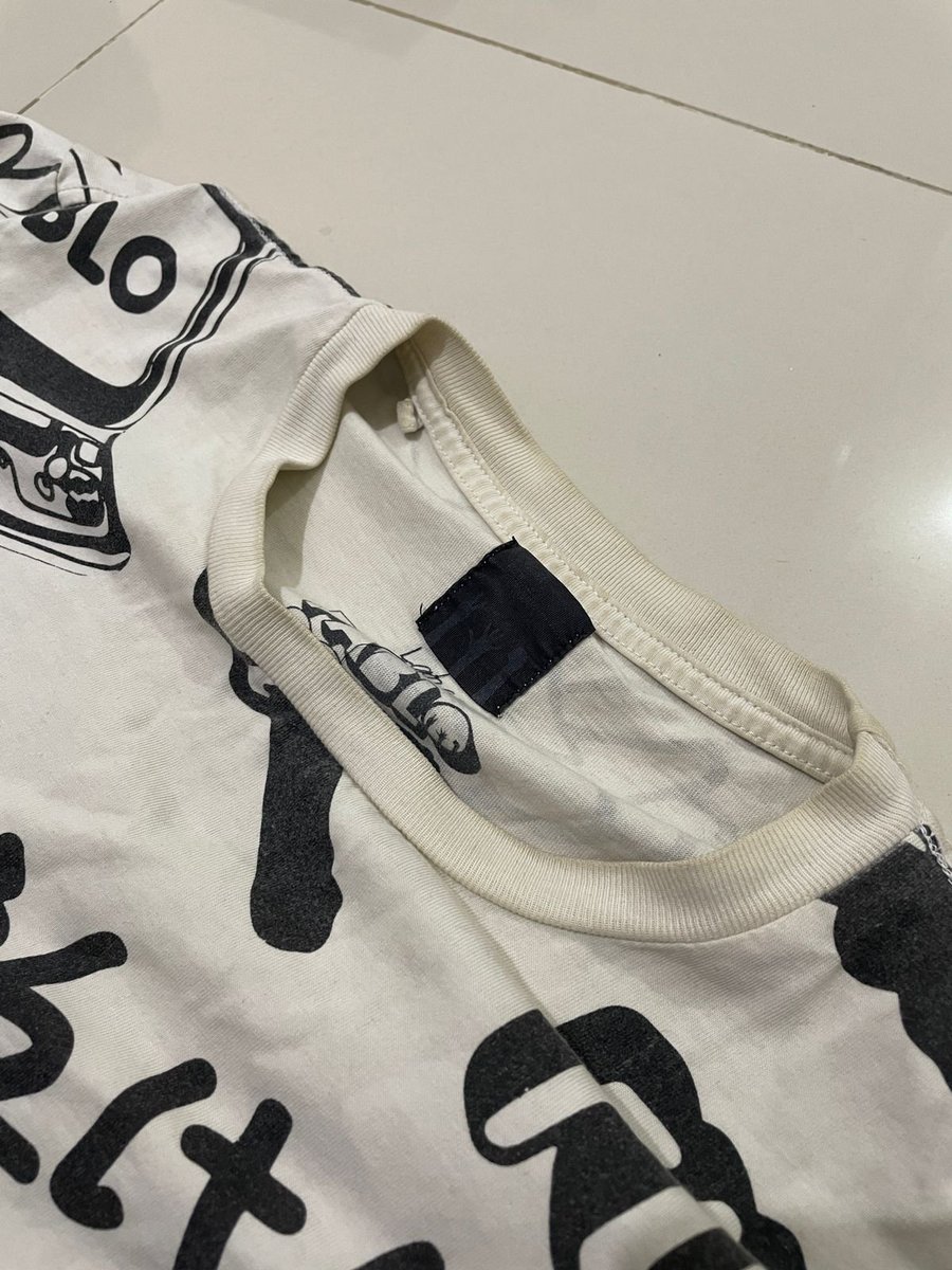 txtfrombrand's tweet photo. Karena manjur banget, gue cobain juga pake Loxus yang fabric cleaner. Kalo ini buat baju atau kain yang nodanya susah ilang.

Cara pakenya tinggal ambil 50-100 gram, terus pake air panas buat rendam sekitar 30 menit. Buang airnya, kucek, terus bilas.

Langsung keliatan kan bedanya, ini aja baru sekali cuci.