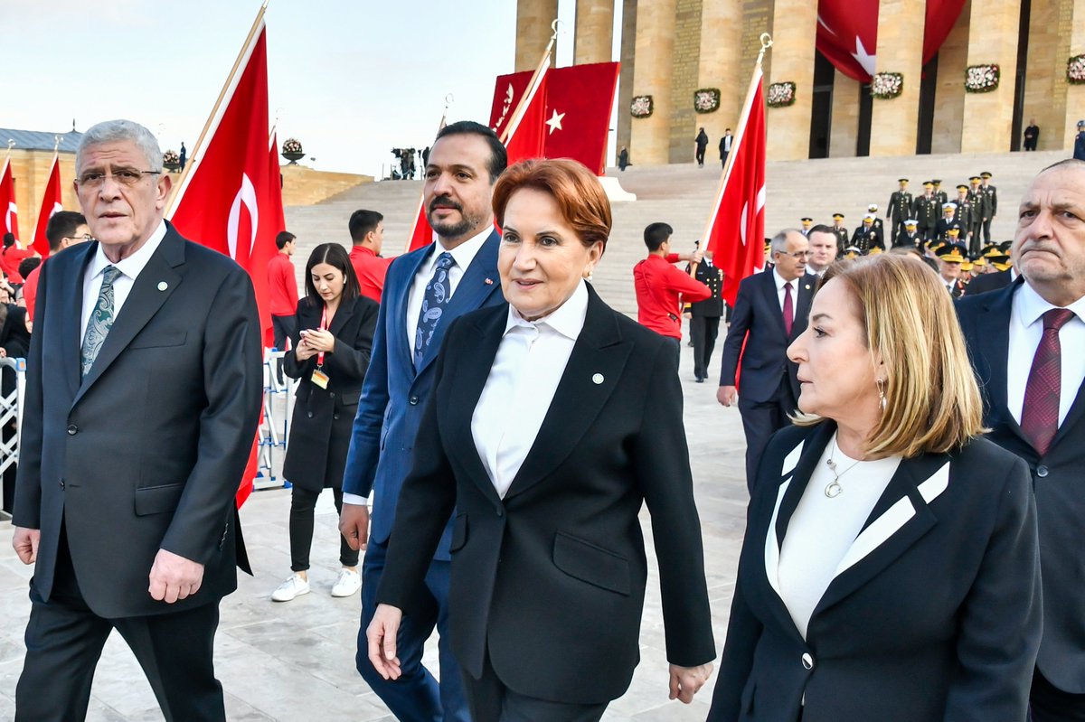 meral_aksener's tweet photo. Her 10 Kasım sabahı, saat 9'u 5 geçeyi gösterdiği vakit yüreğimizi yakan o derin hüzün, o büyük vefa ve sonsuz özlemle; bugün de Anıtkabir'deydik...

Büyük Türk milletinin gönlündeki sarsılmaz yeriyle Gazi Mustafa Kemal Atatürk'ümüzü saygı, rahmet ve minnetle anıyorum.  🇹🇷 https://t.co/7SYD2VojgU