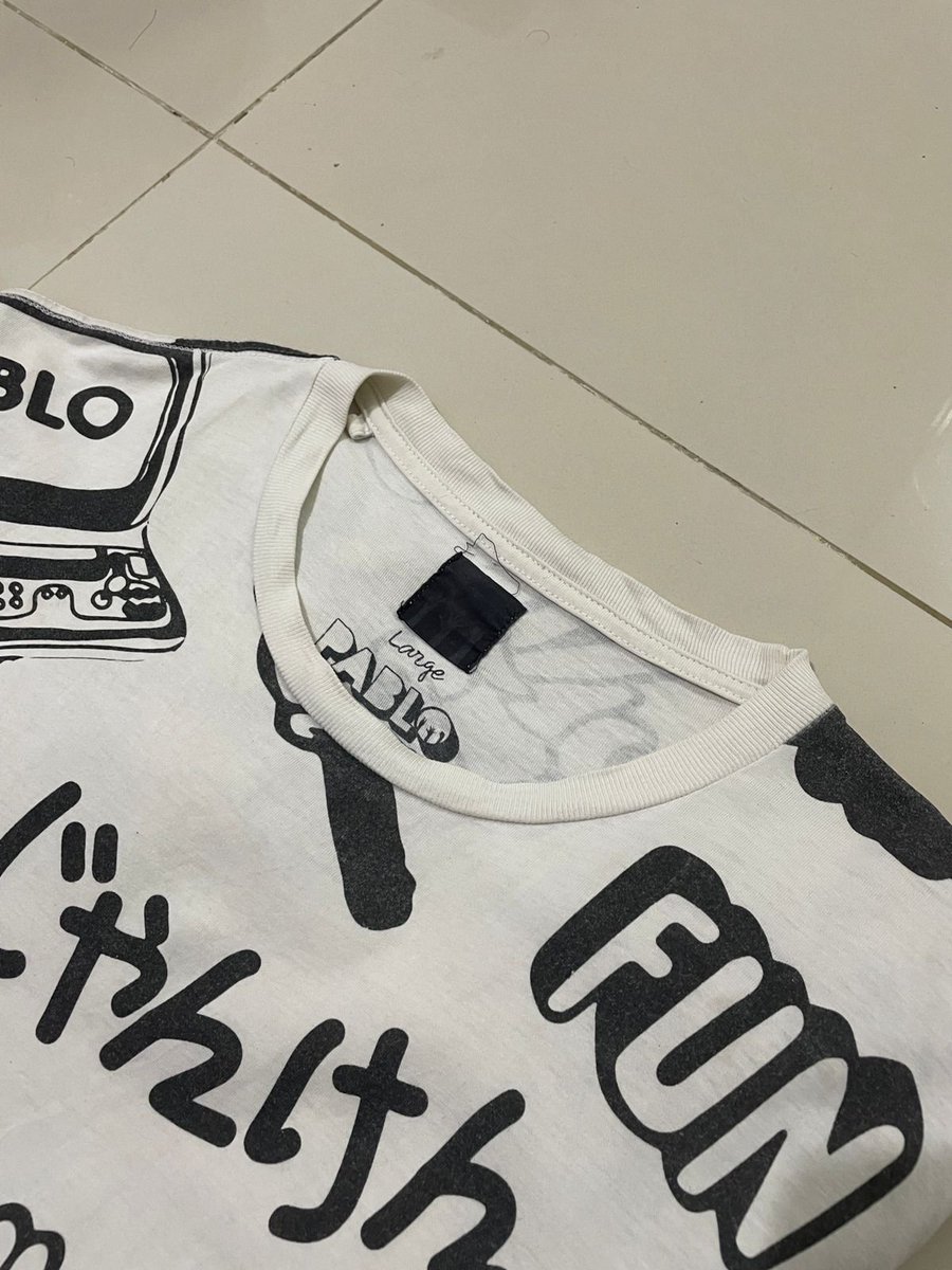 txtfrombrand's tweet photo. Karena manjur banget, gue cobain juga pake Loxus yang fabric cleaner. Kalo ini buat baju atau kain yang nodanya susah ilang.

Cara pakenya tinggal ambil 50-100 gram, terus pake air panas buat rendam sekitar 30 menit. Buang airnya, kucek, terus bilas.

Langsung keliatan kan bedanya, ini aja baru sekali cuci.