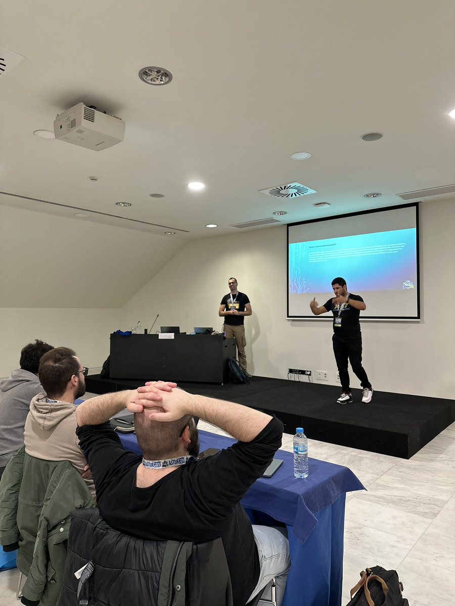 AsturCONtech's tweet image. Tallerazo de la mano de @goldrak y @spectertj