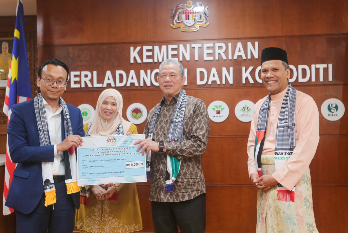 Petang ini tadi menerima sumbangan untuk  Tabung Kemanusiaan Palestin berjumlah RM850,566.23 daripada warga Kementerian Perladangan dan Komoditi (KPK)  dan agensi-agensi dibawah KPK sebagai tanda menyokong misi kemanusiaan terhadap rakyat Palestin.