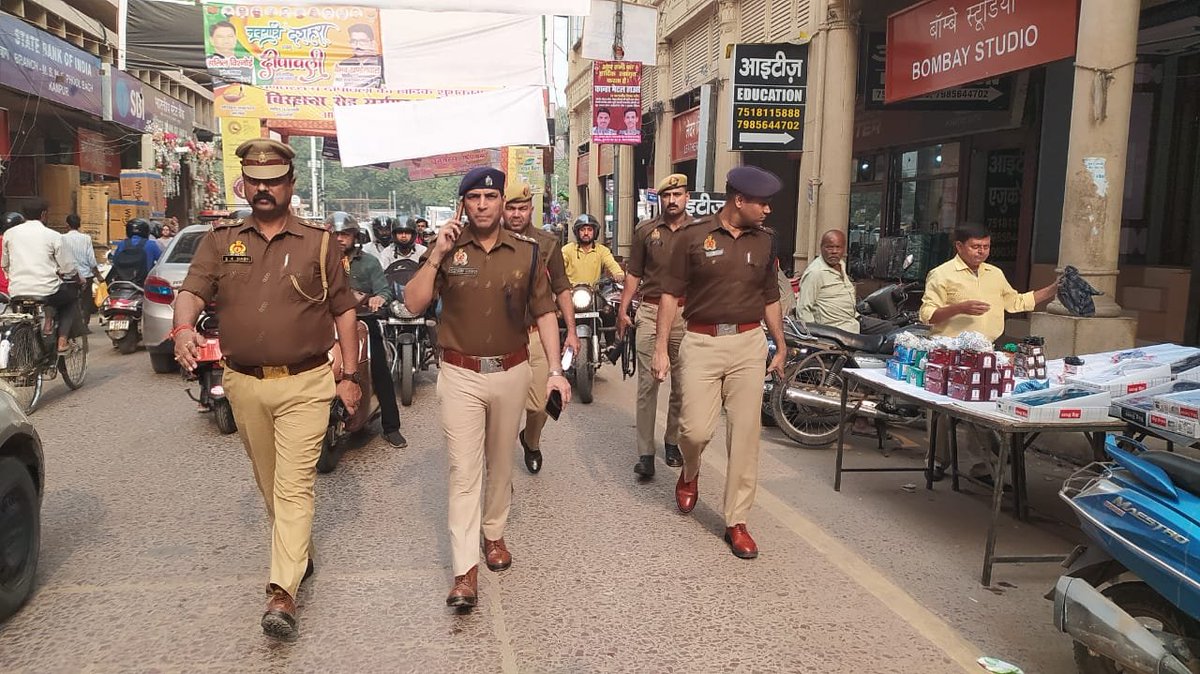 धनतेरस त्यौहार के दृष्टिगत पूर्वी जोन अन्तर्गत बिरहाना रोड पर एडिशनल डीसीपी पूर्वी, एसीपी कलेक्टरगंज, एसीपी कोतवाली तथा प्रभारी निरीक्षक फीलखाना व कलेक्टरगंज द्वारा फुट मार्च किया गया एवं सम्बन्धित को आवश्यक दिशा-निर्देश दिए गए।
<a href="/Uppolice/">UP POLICE</a>