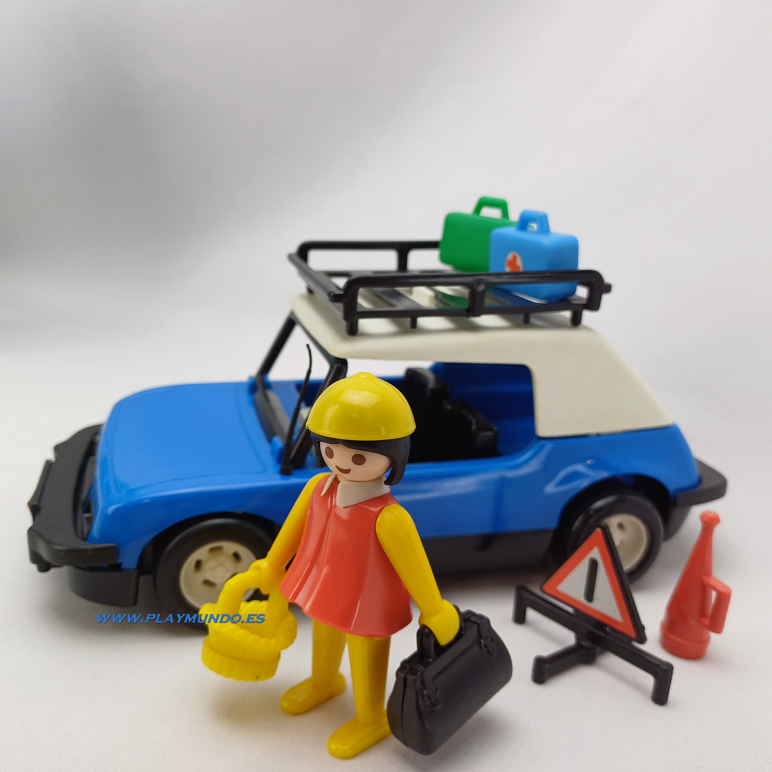 PLAYMUNDO on X PLAYMOBIL 3210 TURISMO COCHE AZUL ANO 1980 1985 VERSION 2 Descubre la nostalgia de este conjunto vintage en PlayMundo y anade un toque retro a tu coleccion. PLAYMOBIL3210