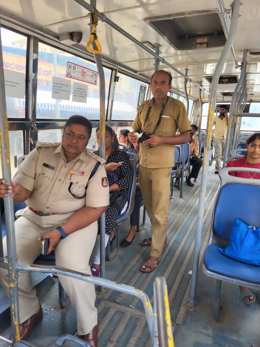 DCPNorthBCP's tweet photo. ವಿಶ್ವ ಸಾರ್ವಜನಿಕ ಸಾರಿಗೆ ದಿನದ ಅಂಗವಾಗಿ ಇಂದುBMTC ಬಸ್ನಲ್ಲಿ ಪ್ರಯಾಣಿಸಲಾಯಿತು. ಸಾರ್ವಜನಿಕರಿಗೆ ಸಾರ್ವಜನಿಕ ಸಾರಿಗೆಯ ಪ್ರಾಮುಖ್ಯತೆ ಮತ್ತು ಪರಿಸರದ ಮೇಲೆ ಅದರ ಸಕಾರಾತ್ಮಕ ಪರಿಣಾಮಗಳ ಬಗ್ಗೆ ಜಾಗೃತಿ ಮೂಡಿಸಲಾಯಿತು.
#WorldPublicTransportDay #PersonToPublic #BCP4PublicTransport https://t.co/MUjvxTM97v