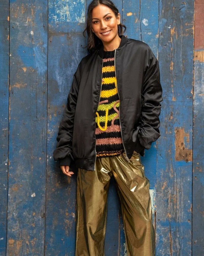 danielaysusalas's tweet photo. Os dejamos la bomber negra que nos llega hoy.
¿Que os parece? lo mejor.... vais a tener tallas disponibles 👏👏👏👏
Está tarde os damos más info de esta chaqueta brutal 🫀
https://t.co/DIzITwc3kG https://t.co/qgX6jumJLO