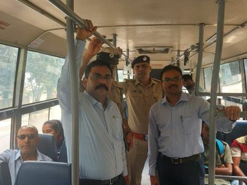 PeenyaAcp's tweet photo. @DCPNorthBCP 
ವಿಶ್ವ ಸಾರ್ವಜನಿಕ ಸಾರಿಗೆ ದಿನದ ಅಂಗವಾಗಿ ಇಂದುBMTC ಬಸ್‌ನಲ್ಲಿ ಪ್ರಯಾಣಿಸಲಾಯಿತು. ಸಾರ್ವಜನಿಕರಿಗೆ ಸಾರ್��ಜನಿಕ ಸಾರಿಗೆಯ ಪ್ರಾಮುಖ್ಯತೆ ಮತ್ತು ಪರಿಸರದ ಮೇಲೆ ಅದರ ಸಕಾರಾತ್ಮಕ ಪರಿಣಾಮಗಳ ಬಗ್ಗೆ ಜಾಗೃತಿ ಮೂಡಿಸಲಾಯಿತು.
#WorldPublicTransportDay #PersonToPublic #BCP4PublicTransport https://t.co/HszDEUu2Uu