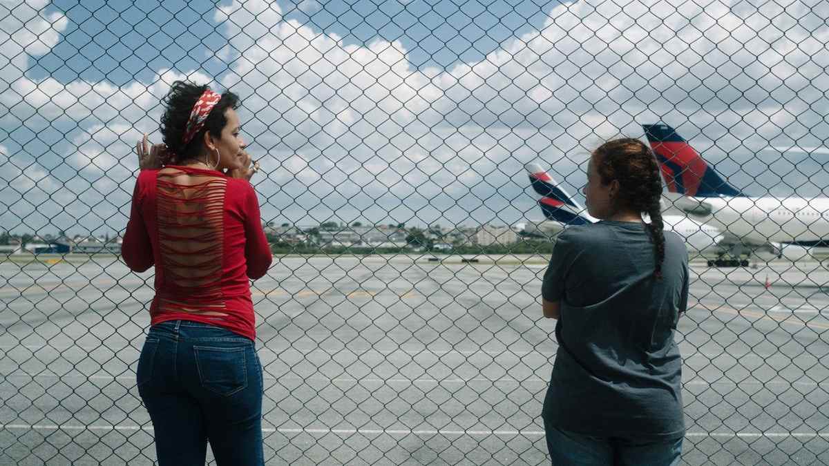 sesibergeret's tweet photo. O Estranho, de Flora Dias y Juruna Mallon, es una ópera prima de ficción valiente que retrata quienes viven en cerca del aeropuerto de Guarulhos, el más grande de Brasil, que fue territorio indígena. Personajes terrenos y realismo mágico
@alternativafest 
Lunes 13/11 18 h MACBA https://t.co/BkjJIVMMT8