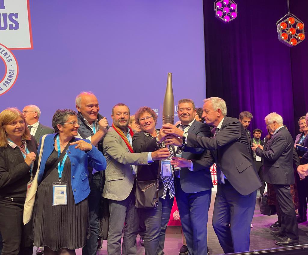Alain Pichon (@alainpichon86) on Twitter photo Aux Assises des Départements de France autour de <a href="/TonyEstanguet/">Tony Estanguet - OLY</a> et <a href="/mariealefur/">Le Fur Marie Amelie</a> venus présenter la torche olympique qui traversera la France <a href="/Paris2024/">Paris 2024</a> 
🔥 25 mai 2024 dans le <a href="/departement86/">Département de la Vienne</a> ! Aux Assises des Départements de France autour de <a href="/TonyEstanguet/">Tony Estanguet - OLY</a> et <a href="/mariealefur/">Le Fur Marie Amelie</a> venus présenter la torche olympique qui traversera la France <a href="/Paris2024/">Paris 2024</a> 
🔥 25 mai 2024 dans le <a href="/departement86/">Département de la Vienne</a> !