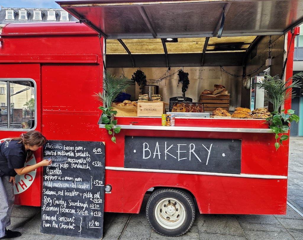 Get that Friday feeling at Finzels this lunchtime!

Roll up roll up and pick between some of the BEST street food traders in the South West to fulfill your lunch wishes this afternoon. 

Open between 11am and 2pm, don't miss out! 

#bristol #bristolfood
