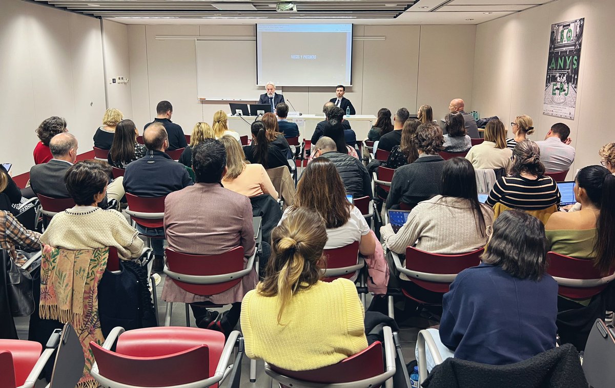 Dircomcat's tweet photo. Cloenda molt interessant del II cicle de Casos Pràctics de Comunicació de Crisi. Moltes gràcies @SegarraFede, DirCom i Relacions Externes d'@EstrellaDammCat i vicepresident de @Dircomcat, per aquesta sessió i per la
proximitat! 

📍@ICABarcelona
📈 Gràcies per la participació! https://t.co/s95WFDlTBV